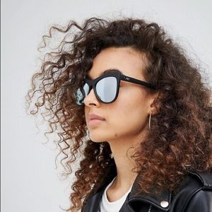 QUAY Sunglasses! Black matte with mirror lenses